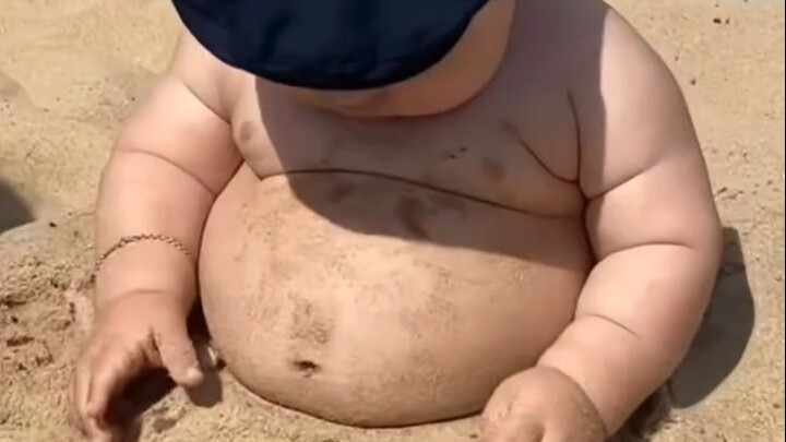 Little baby’s tummy is brimming with cuteness