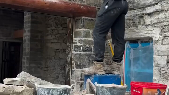 Nhà nhỏ xây bằng đá ở nông thôn