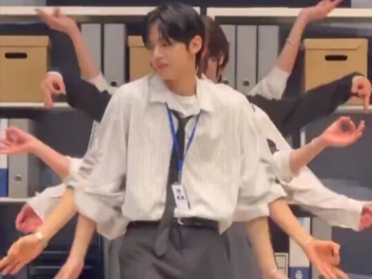 This bouncy, hopping dance is just too cute! Orange Caramel’s Hyoyeon and her junior idol cover “Sha