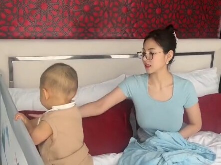 Baby, hurry up and find Mommy!