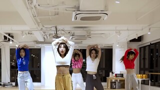 ใครบอกว่าคุณไม่สามารถใช้ไมโครโฟนได้ตลอดเวลา? สมาชิกเกิร์ลกรุ๊ปนำสาวสมัครเล่นกอบกู้ความบันเทิงในบ้านด