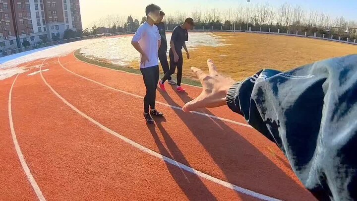 教练亲自上阵跑300米！