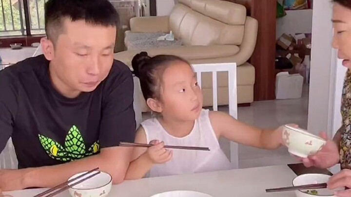 Kamu sudah kenal nenekmu bertahun-tahun, masih aja berani repotin dia buat nasi. Sekarang makan aja,