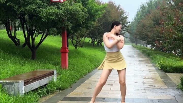 Cô Thanh Thanh lần đầu tiên nhảy sau cơn mưa, thật tuyệt vời