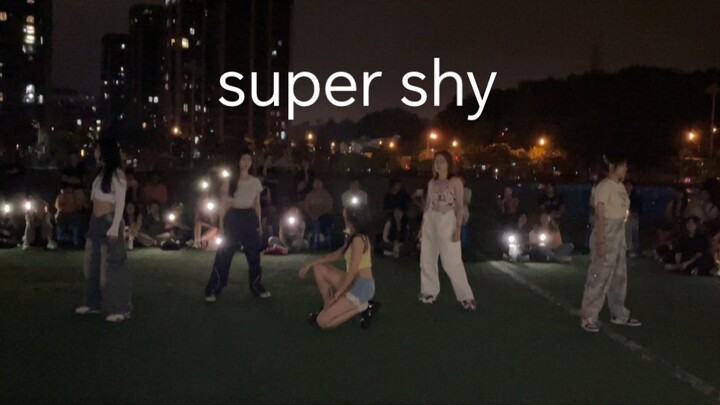 Dancing super shy on the playground! The atmosphere is full!