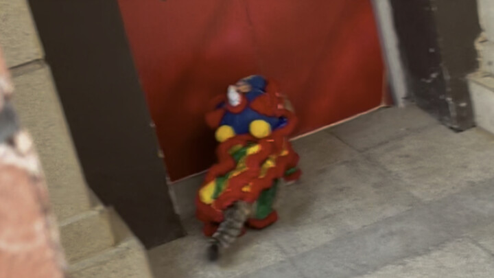 On my way back from New Year’s greetings, I ran into a little New Year beast—it can ride the elevato