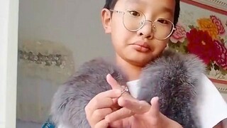 Collection of Zhong Meime imitating teachers: I immediately dreamed of returning to school!