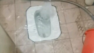 广东特大暴雨，1楼厕所变喷泉