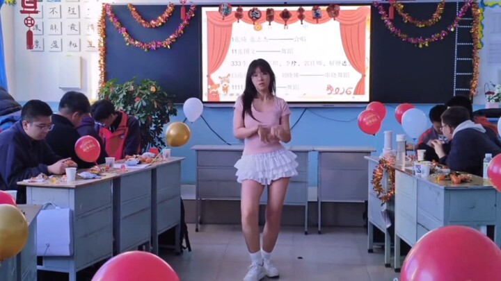 Penampilan Tari Kelas Senior Tiga