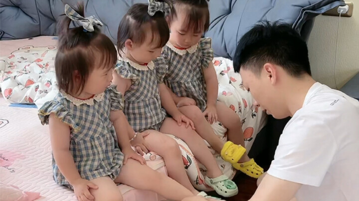 Every morning when we head out to kindergarten, it totally exhausts Daddy—hahaha!