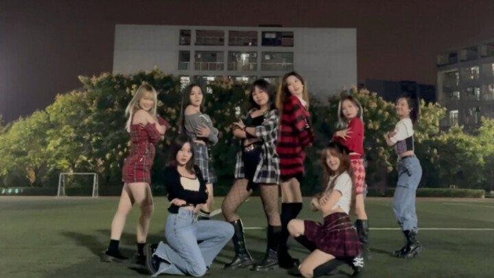 I won't tell you who is so energetic｜TWICE dances to "The Feels" on the playground of the Academy of