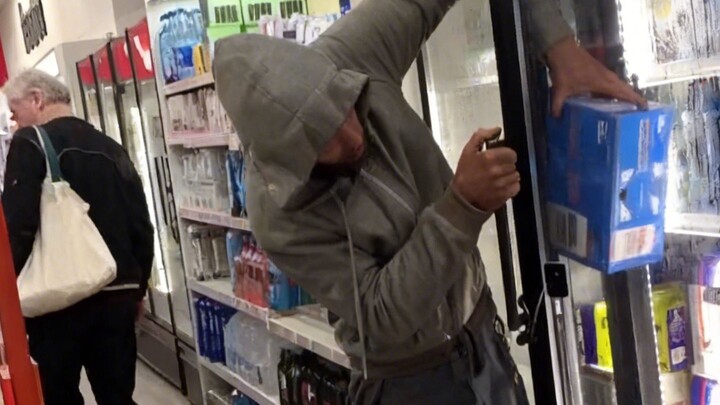 Lemari es yang tampak terkunci