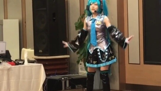 Manga skala besar memamerkan adegan peralatan, masuk dan dipermalukan bersama