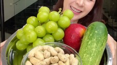Perpaduan buah yang gak masuk akal... anggur tambah kacang jadi apa ya.....