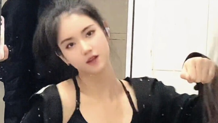 Nữ thần vượt rào Hạ Tư Nghiên nhảy đẹp quá, vừa xinh đẹp lại vừa cá tính, lại còn rất đáng yêu!