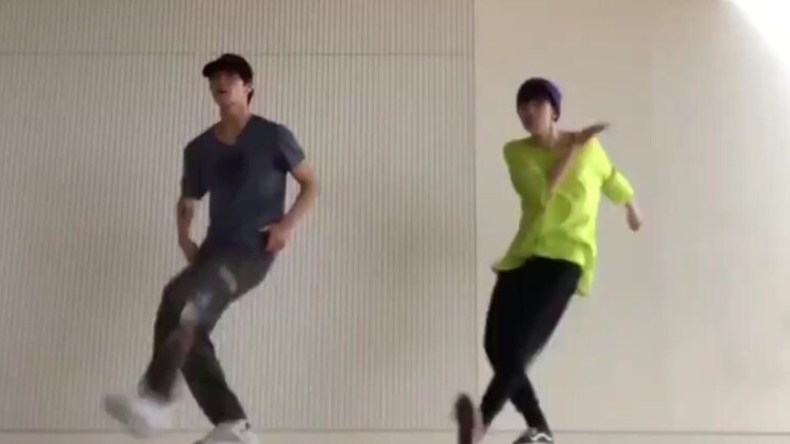 【لي شيتشنغ】 مقطع صغير من فيديو التدريب على الرقص خلال فترة المتدرب