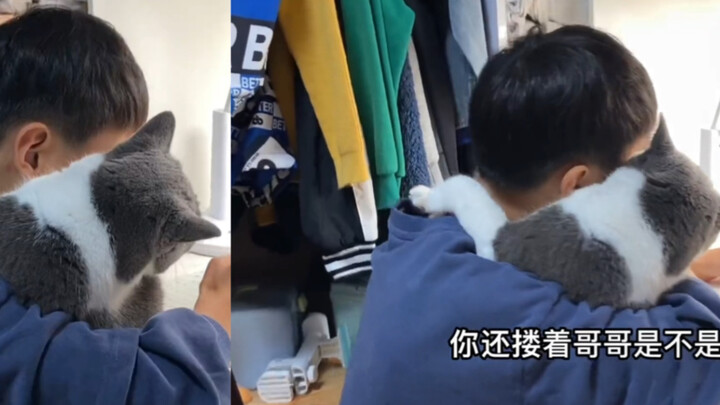 أم تتفقد واجبات ابنها، وعندما رأت شيئًا على عنقه انفجرت ضاحكةً ومتألمةً: هل يمكنه إكمال الواجب هكذا؟