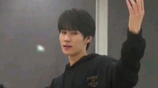 فقدت الوزن إلى حد جديد، لكن لا يمكن إنكار أنه أصبح وسيمًا جدًا الآن