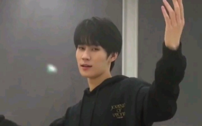 فقدت الوزن إلى حد جديد، لكن لا يمكن إنكار أنه أصبح وسيمًا جدًا الآن