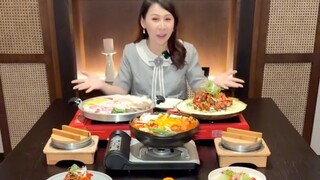 Makan seperti lagi makan di kerajaan korea..  unik banget tempat nya