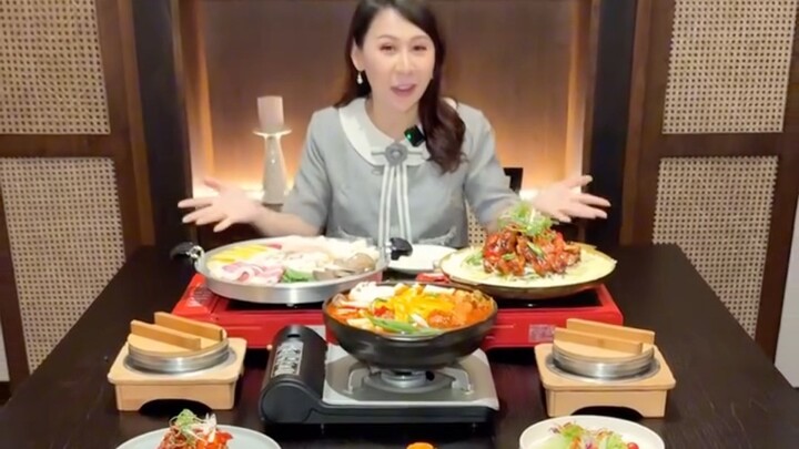 Makan seperti lagi makan di kerajaan korea..  unik banget tempat nya