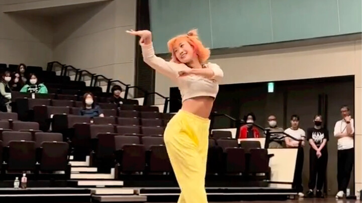 أخت مومو ترقص على أغنية Basics لفرقة Twice