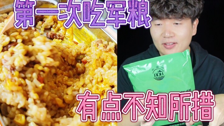 Mencampurkan nasi militer dengan telur mentah, sangat lezat! Aku tidak akan pernah bisa berhenti men