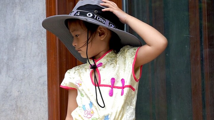 Hu Weiru: On a rainy day, the dogs are all lying asleep at the door, while Uncle is grilling somethi