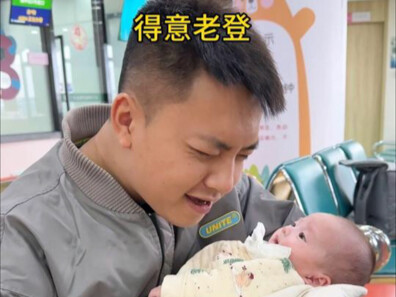 Why is such a tiny baby so obedient to Dad? It’s really making everyone jealous!