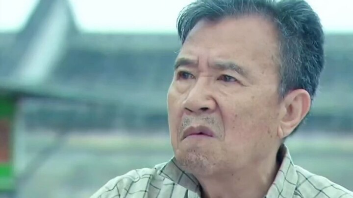 عجوز يجمع الخردة يُحتقر بينما يأكل المعكرونة، لكن المفاجأة أن ابنه ملياردير!