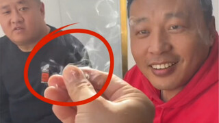 The uncle showed off his skills while drinking tea, and his fingers were smoking!