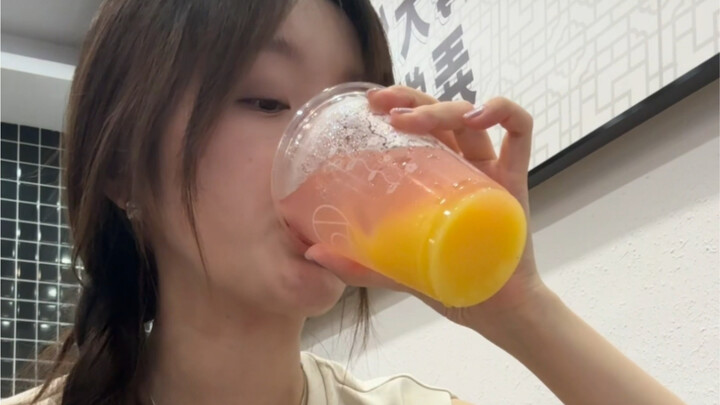 Minum sendirian dan jalan-jalan sendirian juga sangat membahagiakan