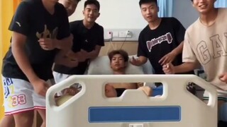 暖心！！！下暴雨遇到热心的市民...