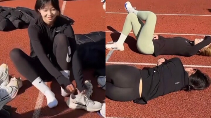跑完五千米之后的体育生，换鞋子休息，都快走不动了