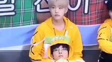 [Yuan Shun] How long has Yuan Yuan been lying on Rong Rong's legs? Rong Rong's legs are numb. Yuan Y