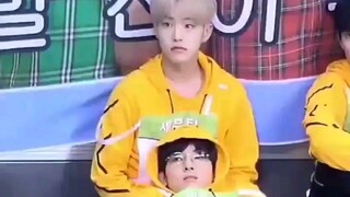 [Yuan Shun] How long has Yuan Yuan been lying on Rong Rong's legs? Rong Rong's legs are numb. Yuan Y