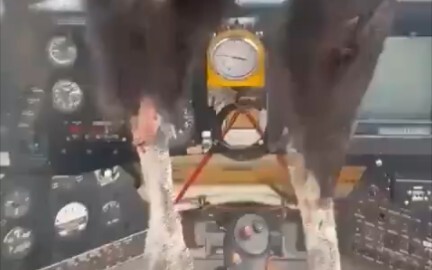 Phi công: Đài kiểm soát ơi, xin thêm bữa trưa, đúng rồi, nướng lên ăn…