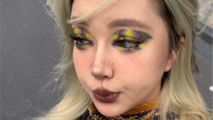 Immersive makeup tutorial before meeting the advisor