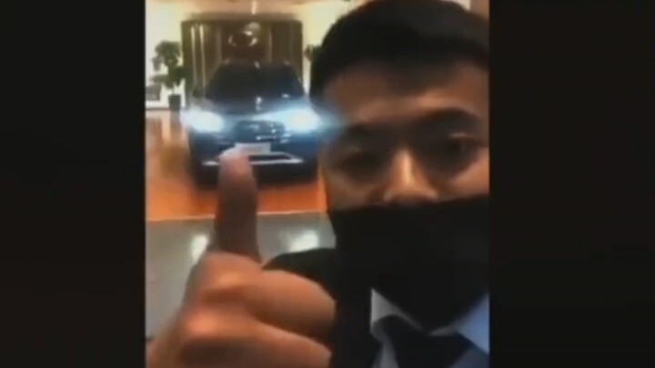 Anh cả hôm nay cũng tặng em một chiếc xe luôn.