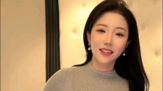 Cái này đúng là tuyệt phẩm, đẹp mắt quá, giọng nói cũng rất dễ nghe.