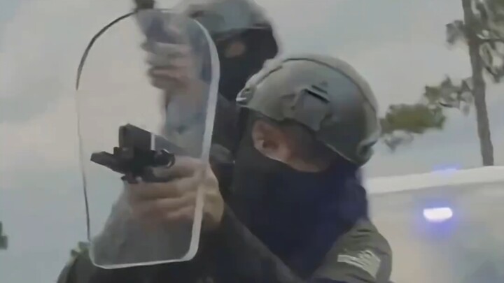 【ไอเดียสุดล้ำ】ปืนกับโล่รวมเป็นหนึ่งเดียว = โกงอย่างถูกกฎหมาย? ท่าเล่นนี้ทำผมอึ้งไปเลย!