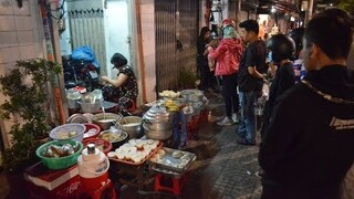 Chè "đợi" khiến người Sài Gòn muốn ăn phải kiên nhẫn tột cùng, chỗ bán như "bày binh bố trận"