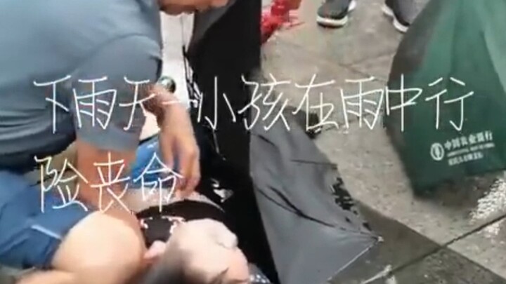 Một đứa trẻ bị điện giật trong ngày mưa, mấy chú cũng liều mình để cứu cháu bé.