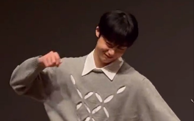 Choi Hyung-won performed the Hype Boy and Ditto dances at a fan signing event on January 15, 2023.