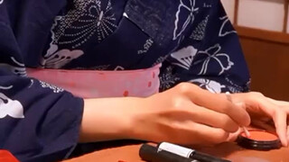 This is how geishas actually apply makeup