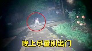 Cố gắng đừng ra ngoài vào ban đêm, rất đáng sợ...