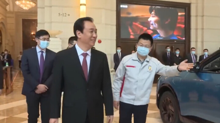 ภาพจริงปี 2022: สวี่ เจียอิ้น สัมผัสประสบการณ์รถยนต์ Hengchi 5 ชมไม่หยุด ยกย่องสองครั้งว่า “สวยมาก!”