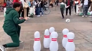 走在路上有人找你打保龄球怎么办？先踢一脚再说！