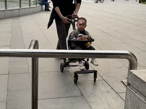 Trên đầu anh ấy dán cái đó có phải do va đập không vậy hahaha