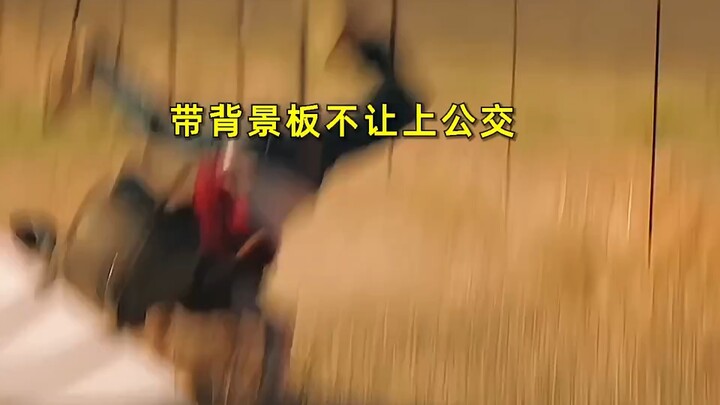 Pria bawa backdrop lintasi gunung dan lembah hanya untuk beri pacar kejutan!